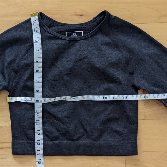 SEAMLESS compression crop top long sleeve dark grey size Medium @L - Picture 3 of 5